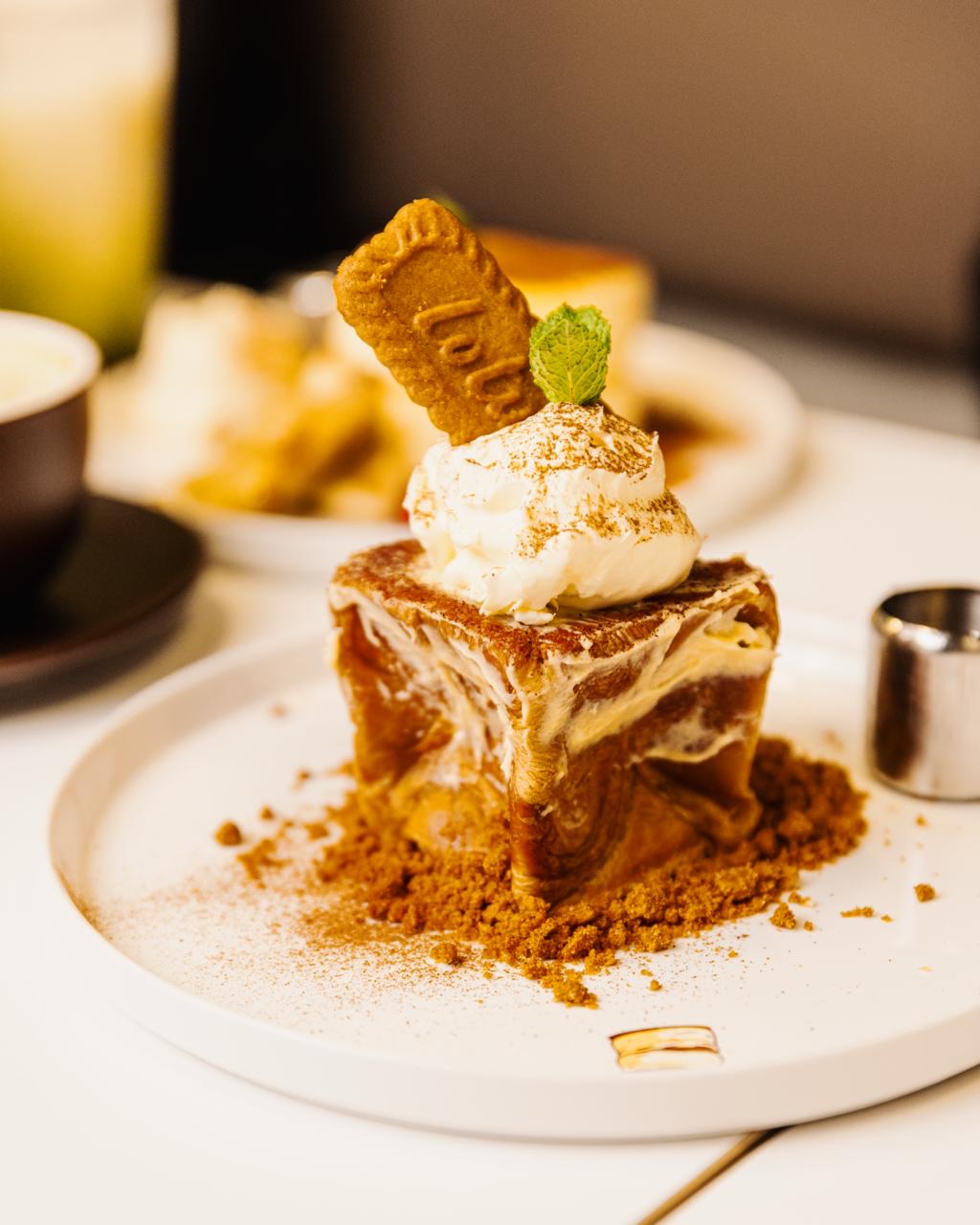 Honey toast med Lotus Biscoff och grädde